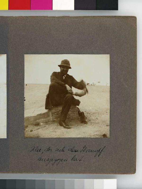 Fotoalbum Tunisreise, 1914. Blatt 6, Vorderseite rechts: beschriftet "Klee, der sich den Strumpf aus à Artiste inconnu