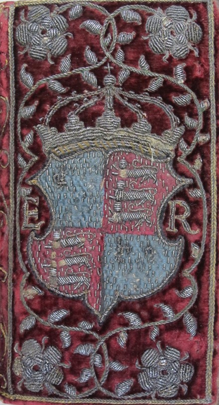 Embroidered velvet binding on John Udall's Sermons with the arms of Elizabeth I à Maître inconnu
