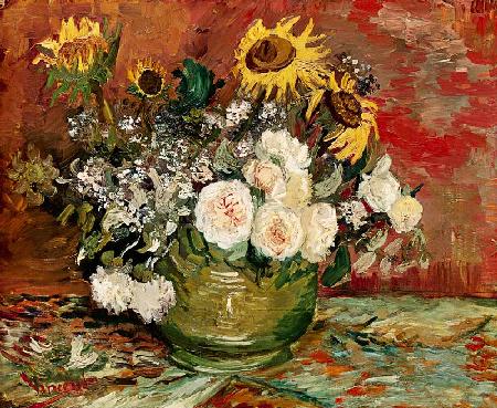 Vase avec tournesols, roses et autres fleurs