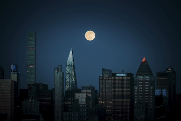Super-moon over Manhattan à Wei (David) Dai