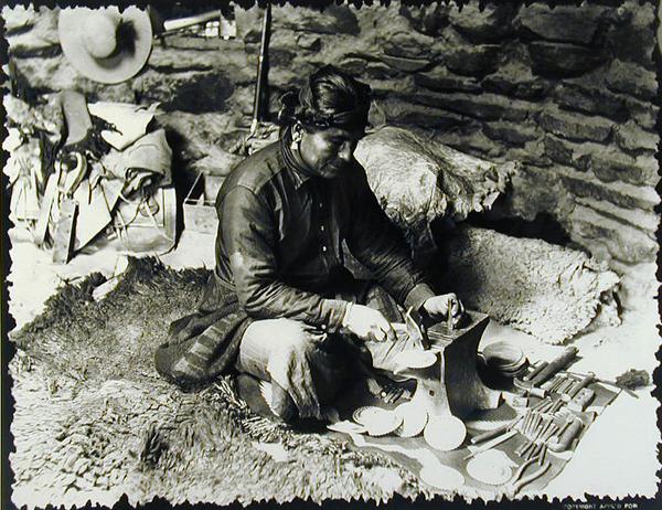 Silversmith at work, c.1914 (b/w photo)  à William J. Carpenter