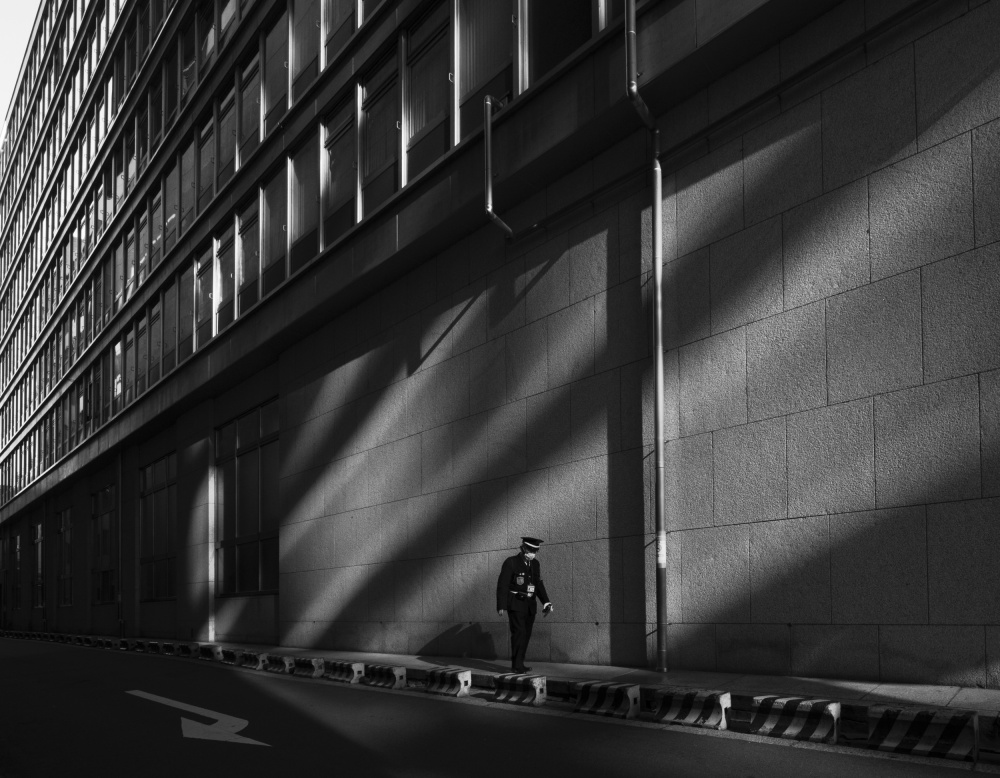A Narrow Alley where Light and Shadow Intertwine à Yasuhiro Takachi